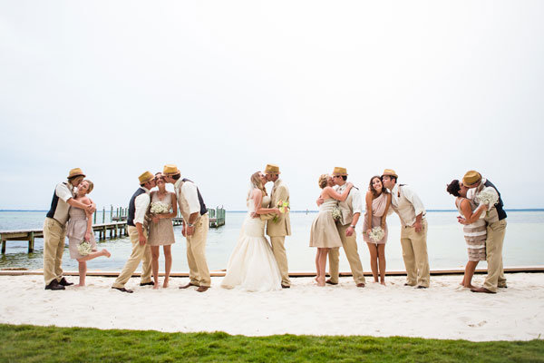 bridal party kiss