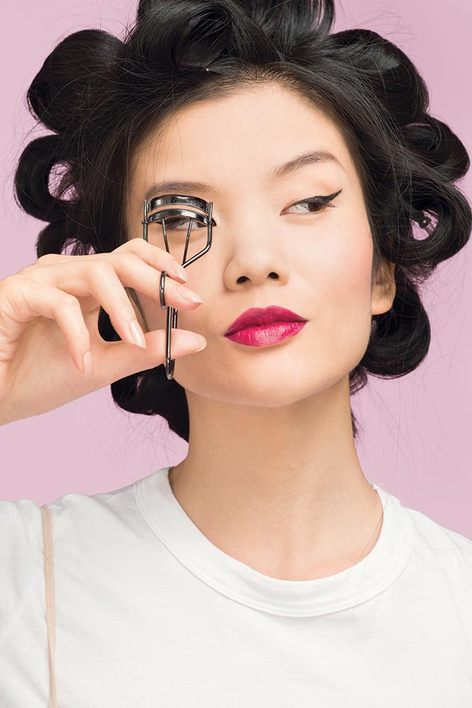 bride curling eye lashes