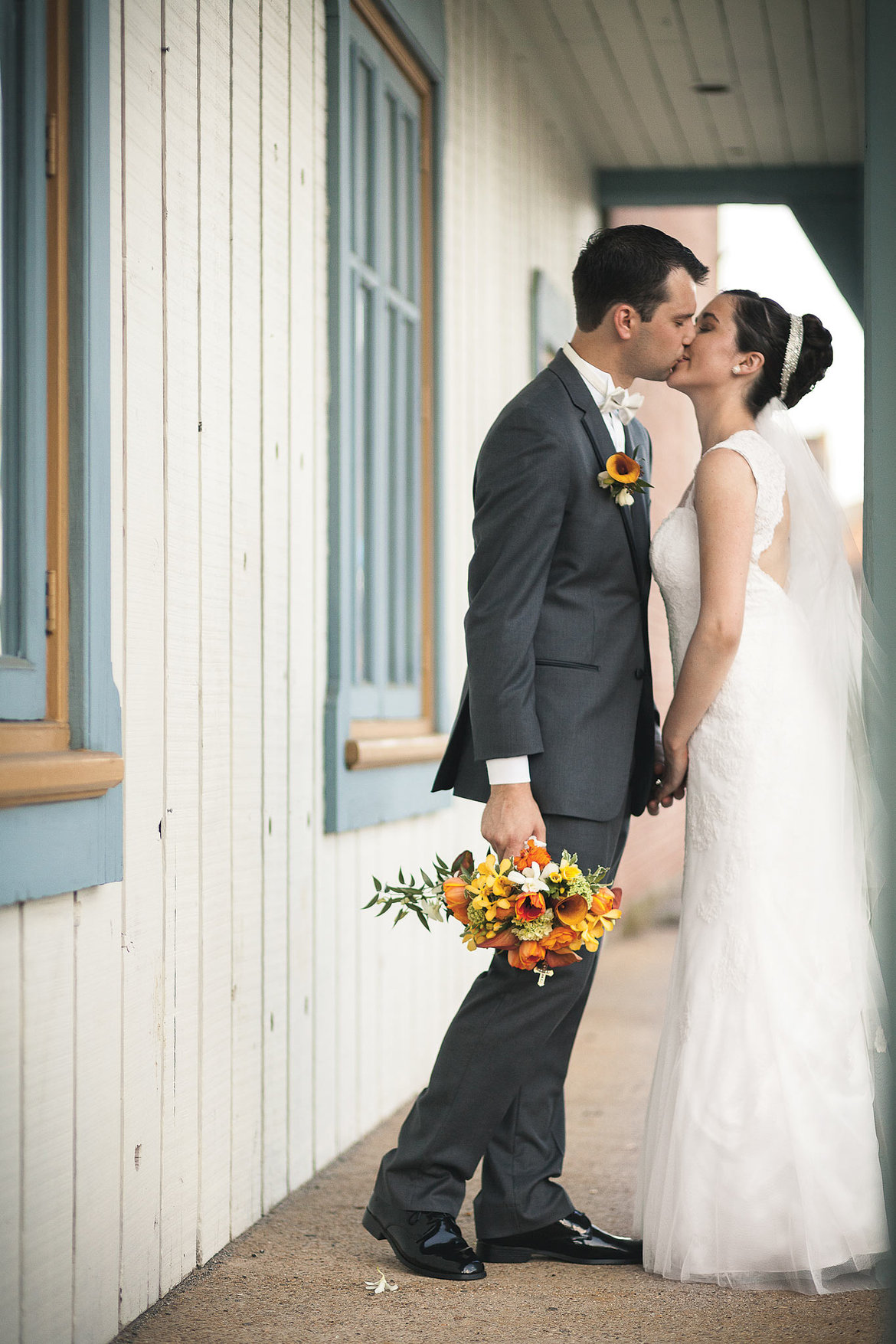 bride groom kiss