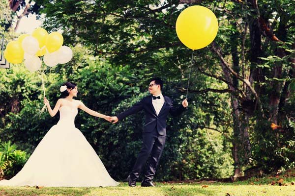 balloon engagement photos