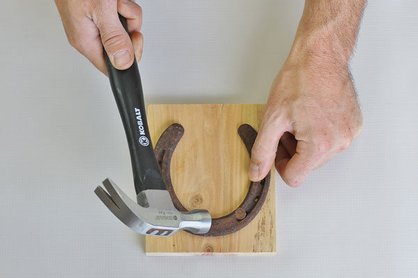 diy lucky horseshoe table numbers