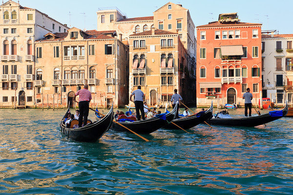 gondoliers venice italy