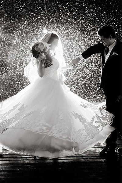 wedding photo in the rain