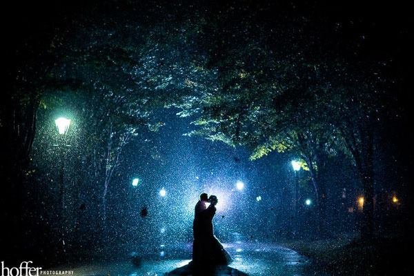 incredible wedding photo in the rain