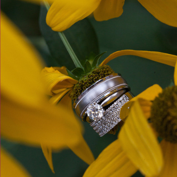 wedding rings with flower