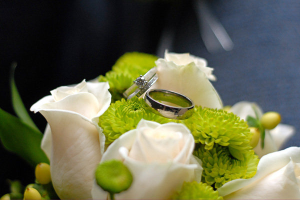 wedding rings with flowers