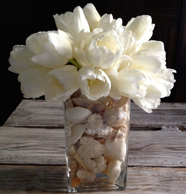 diy centerpiece tulips and seashells