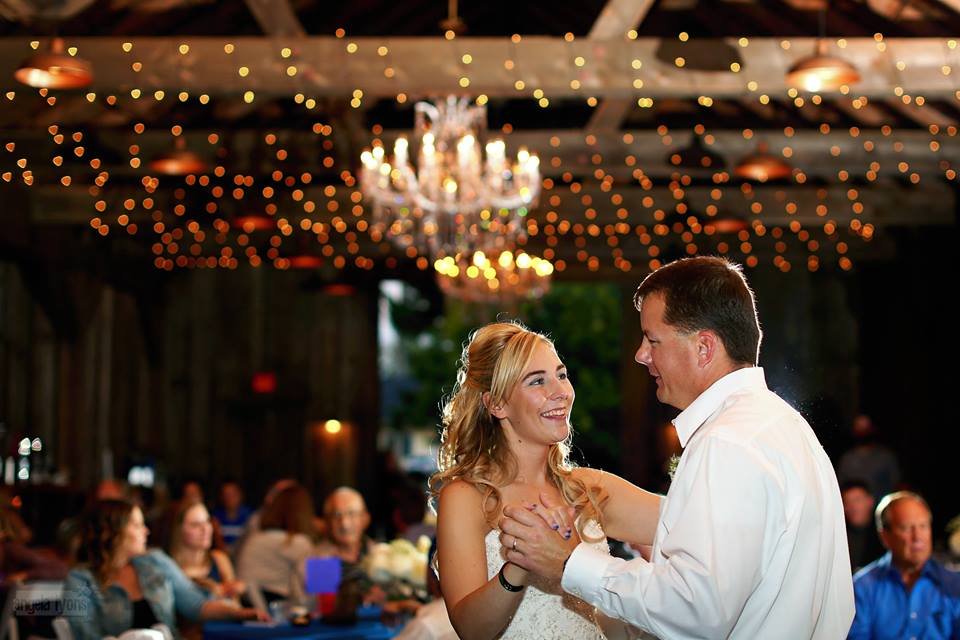 dancing at wedding